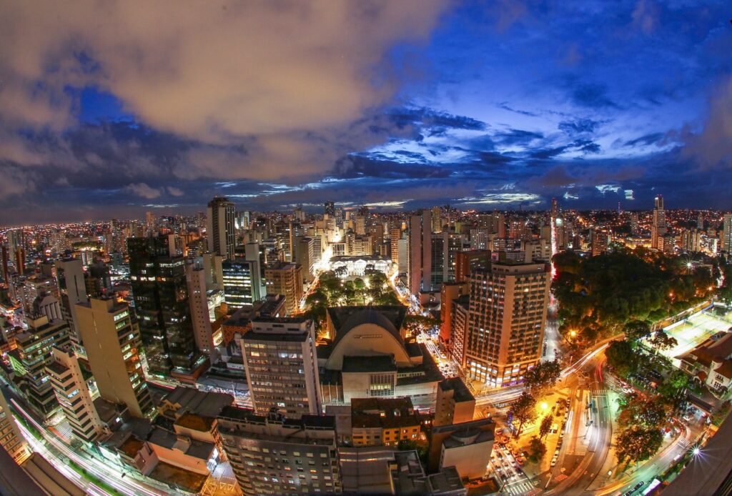 Vista aérea noturna de Curitiba