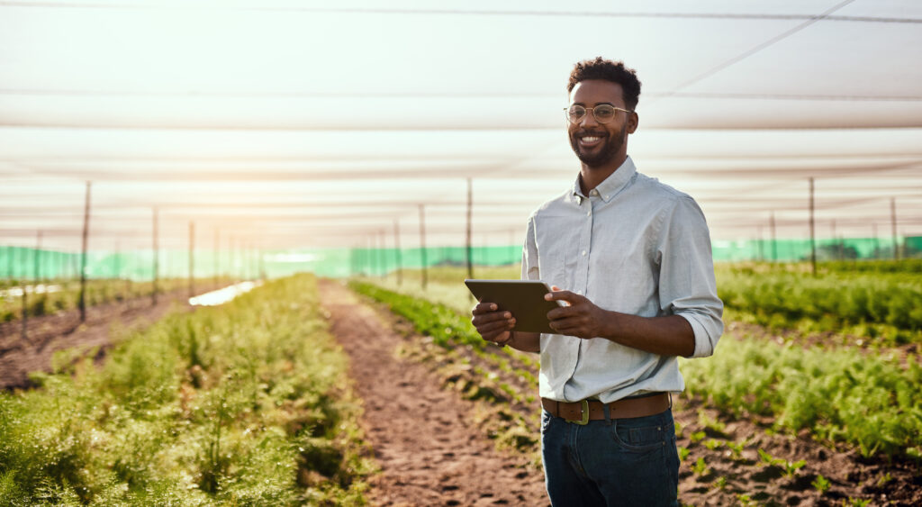 modern-farmer-working-tablet-farm-checking-plants-growth-progress-with-online-app-agriculture-management-software-businessman-doing-inspection-carrot-harvest-plantation